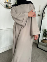 Load image into Gallery viewer, Everyday Classic Abaya