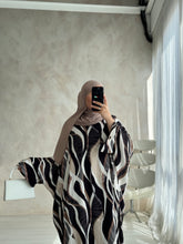 Load image into Gallery viewer, Pattern Butterfly abaya
